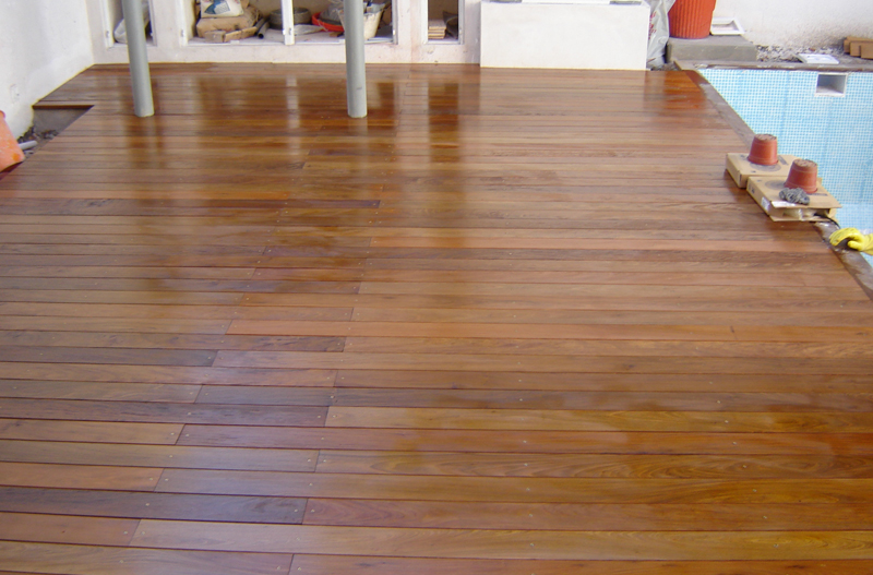 Deck de madera de lapacho terminado con protecciÃ³n, pulido e impermeabilizado.